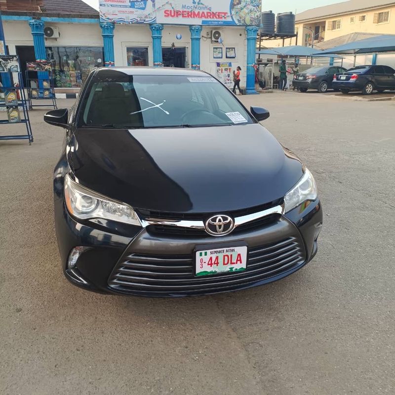 Thumbnail 3 of 2016 Toyota Camry SE